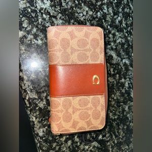 Brand new coach wallet used only twice.